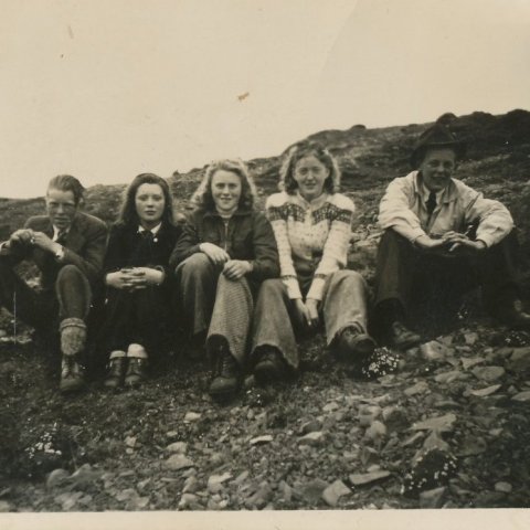 Myndin er merkt „úr Fjallstúni árið 1942.“ Sigurborg er sú þriðja frá vinstri. Borgarskjalasafn Reykjavíkur.