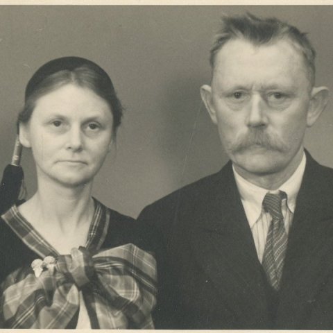 Anna Þorleifsdóttir húsfreyja (f. 1893- d. 1971) og Hjalti Jónsson bóndi og hreppstjóri (f. 1884- d. 1971). Foreldrar Sigurborgar. Borgarskjalasafn Reykjavíkur.