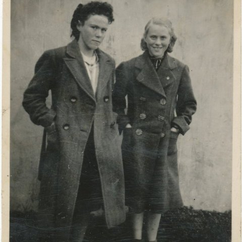 Myndin er merkt „Lára Þórlindsdóttir og Sigurborg Hjaltadóttir. Myndin er tekin árið 1940.“ Borgarskjalasafn Reykjavíkur.