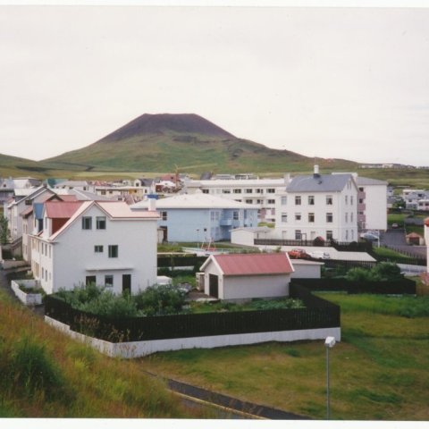 Myndin er merkt „Vestmannaeyjar, húsin í bænum. Steinunn tók myndina árið 1994“. Borgarskjalasafn Reykjavíkur. 