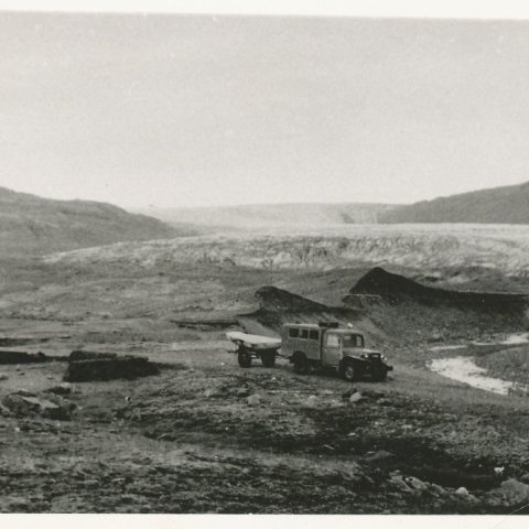 Bíll dregur bát. Í baksýn sést Vatnajökull. Borgarskjalasafn Reykjavíkur. 