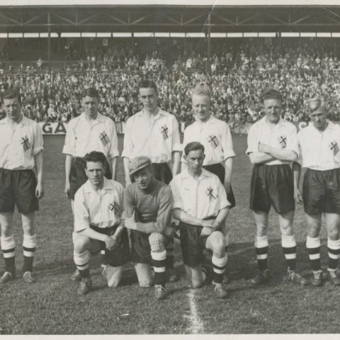 Hópur Íslendinga spilaði við Þýskaland í 18. ágúst árið 1935 í Dresden. Hans Kragh er annar frá vinstri í efri röð. Borgarskjalasafn Reykjavíkur. 