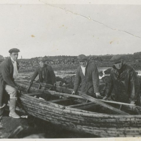 Hans og vinir hans við árabát að veiða á fimmta áratugnum. Hans Kragh er annar frá hægri á myndinni. Borgarskjalasafn Reykjavíkur. 