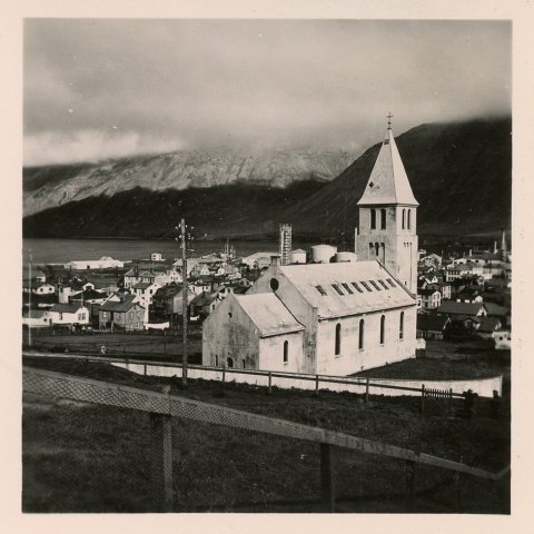 Siglufjarðarkirkja í forgrunni, Siglufjörður í baksýn. Borgarskjalasafn Reykjavíkur.