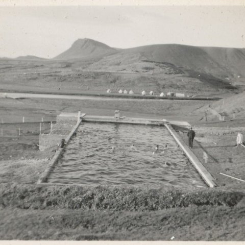 Myndin er merkt:  „Hreppslaug í Borgarfirði er fyrir miðri mynd.“ Borgarskjalasafn Reykjavíkur. 