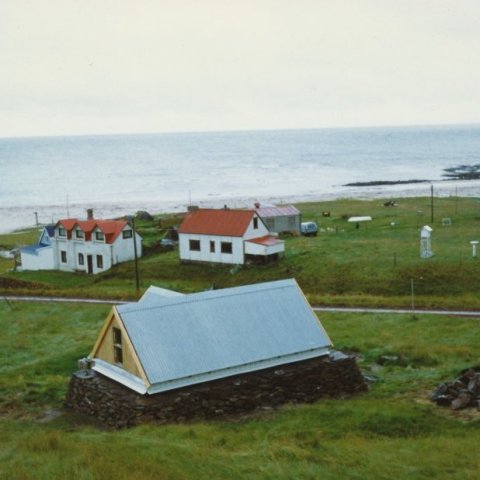 Myndin er merkt: „Íbúðarhús og sumarbústaðir við Látravík.“  Borgarskjalasafn Reykjavíkur. 