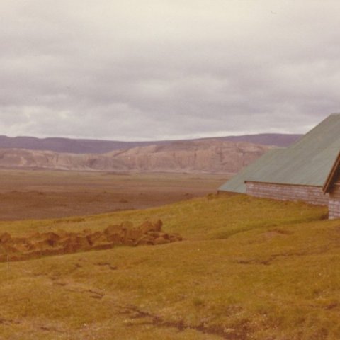 Yfirbygging uppgraftarinnar á Stöng í Þjórsárdal. Borgarskjalasafn Reykjavíkur. 