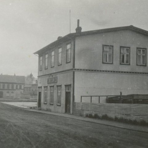 Myndin er merkt: „Vonarstræti í Reykjavík á fjórða áratugnum. Í baksýn t.v. sést gamla Iðnaðarmannahúsið, Iðnó.Borgarskjalasafn Reykjavíkur. 