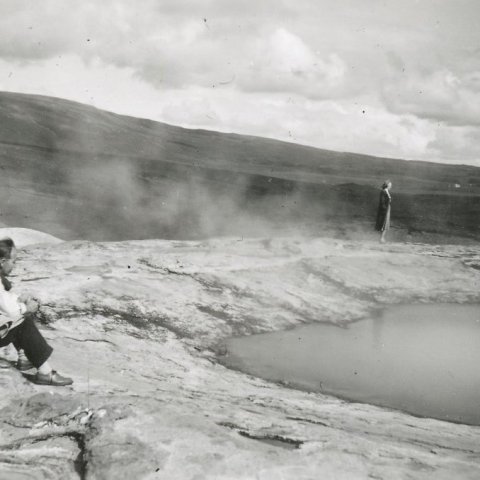 Myndin er merkt: „Við Geysi í Haukadal. Talið f.v. Hans Kragh, John Mckenzie og fjæst t.h. sést Hólmfríður Ólafsdóttir Kragh.“ Borgarskjalasafn Reykjavíkur. 