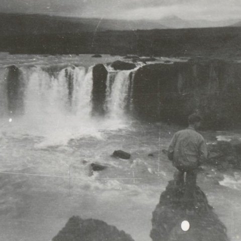 Við Goðafoss. Borgarskjalasafn Reykjavíkur. 