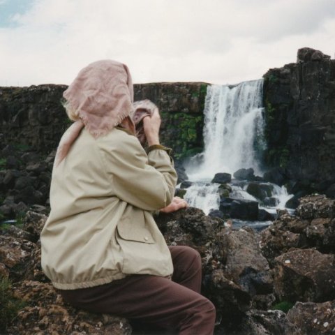 Myndin er merkt: „Sigríður Ólafsdóttir Mckenzie við Öxarárfoss á Þingvöllum.“ Borgarskjalasafn Reykjavíkur. 