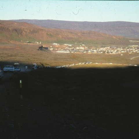 Bílar á leið upp Kambana. Í baksýn fyrir miðri sést Hveragerði. Borgarskjalasafn Reykjavíkur. 