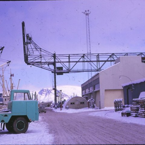 Myndin er merkt: „Við Reykjavíkurhöfn árið 1967.  Esjan sést í baksýn fyrir miðri mynd.“ Borgarskjalasafn Reykjavíkur. 